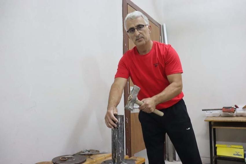 Hurdalıktan topladığı malzemeler ile geleceğin şampiyonlarını yetiştiriyor! Öğrencilerin ufkunu açtı
