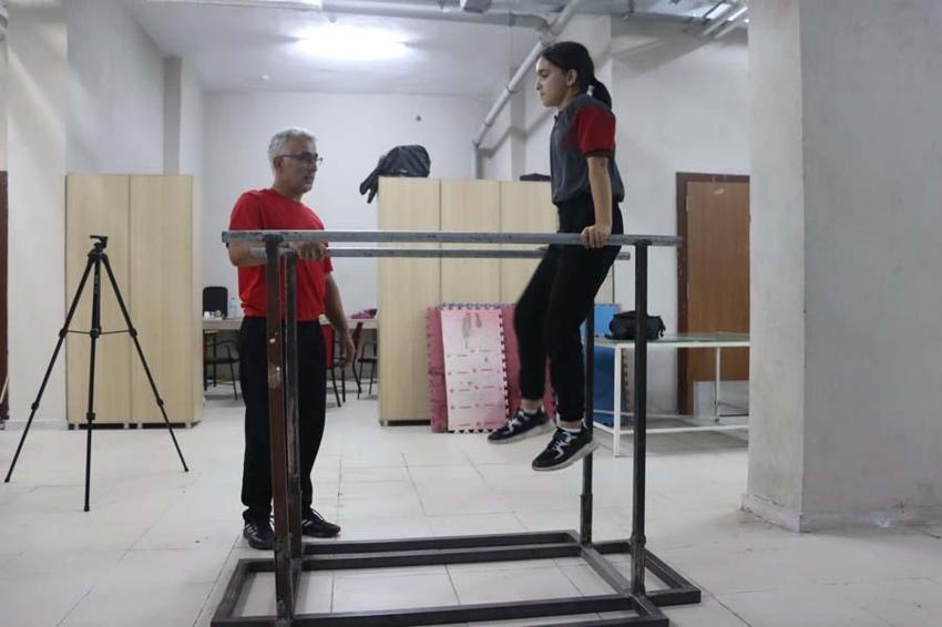 Hurdalıktan topladığı malzemeler ile geleceğin şampiyonlarını yetiştiriyor! Öğrencilerin ufkunu açtı
