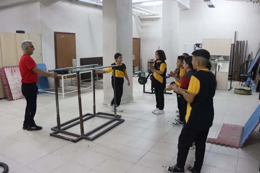 Hurdalıktan topladığı malzemeler ile geleceğin şampiyonlarını yetiştiriyor! Öğrencilerin ufkunu açtı
