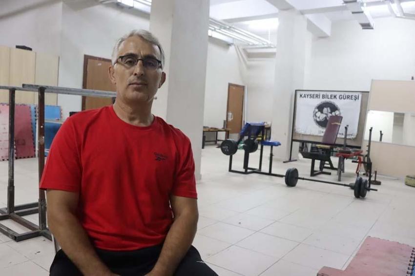 Hurdalıktan topladığı malzemeler ile geleceğin şampiyonlarını yetiştiriyor! Öğrencilerin ufkunu açtı
