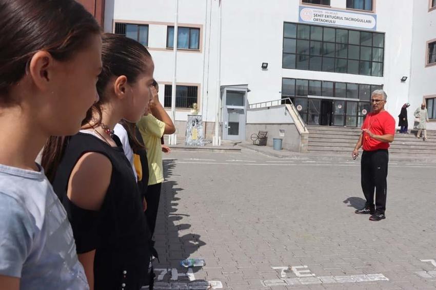 Hurdalıktan topladığı malzemeler ile geleceğin şampiyonlarını yetiştiriyor! Öğrencilerin ufkunu açtı
