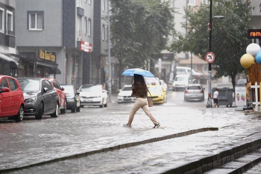İstanbul için uyarılar peş peşe geldi! Meteoroloji ve AKOM saat vererek açıkladı: Sağanak yağışlar geliyor