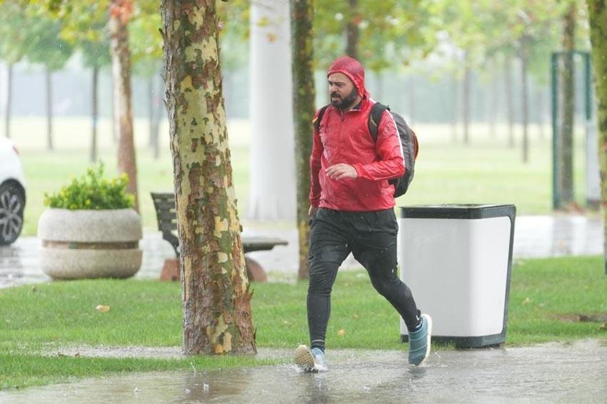 İstanbul için uyarılar peş peşe geldi! Meteoroloji ve AKOM saat vererek açıkladı: Sağanak yağışlar geliyor