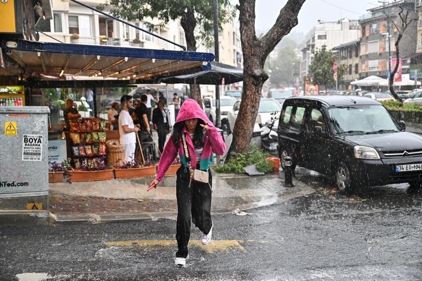 İstanbul için uyarılar peş peşe geldi! Meteoroloji ve AKOM saat vererek açıkladı: Sağanak yağışlar geliyor