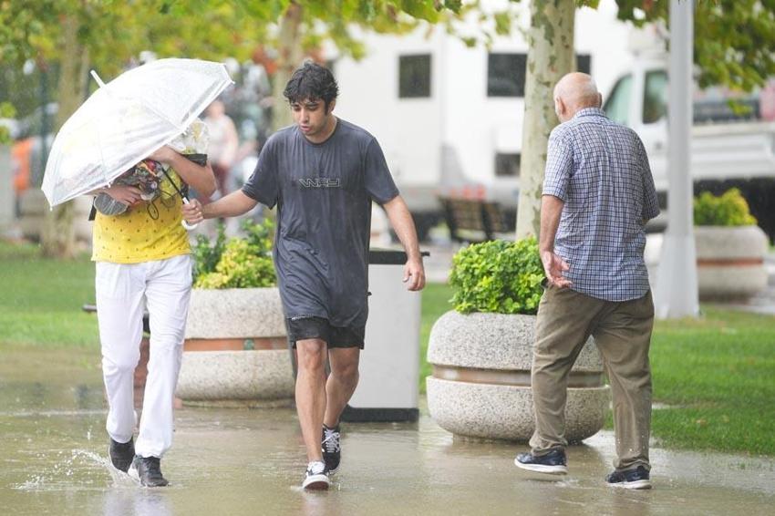 İstanbul için uyarılar peş peşe geldi! Meteoroloji ve AKOM saat vererek açıkladı: Sağanak yağışlar geliyor
