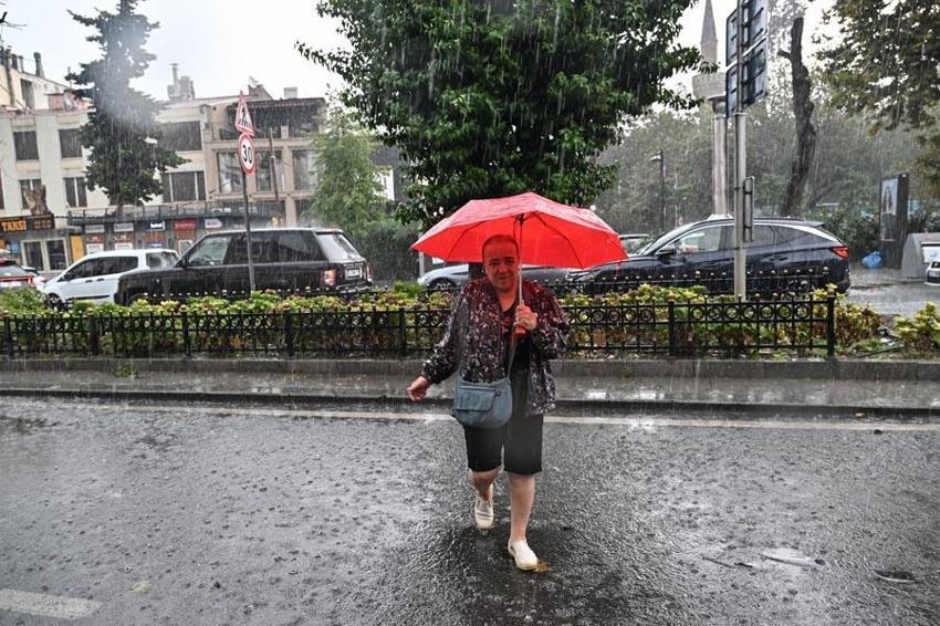 İstanbul için uyarılar peş peşe geldi! Meteoroloji ve AKOM saat vererek açıkladı: Sağanak yağışlar geliyor