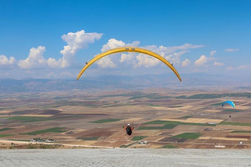 Gaziantep'te bir ilk: ''Yamaç paraşütü festivali başladı"