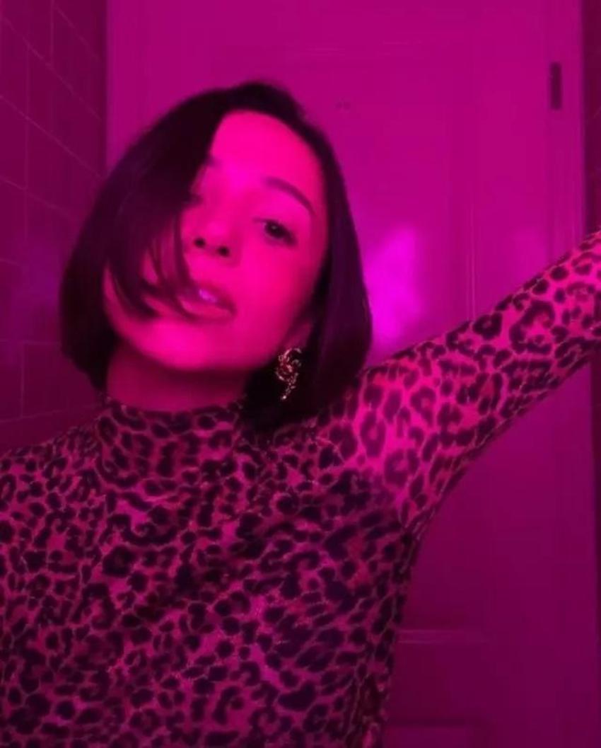 Zeynep Bastık tuvalette leopar desenli elbisesiyle poz verdi!