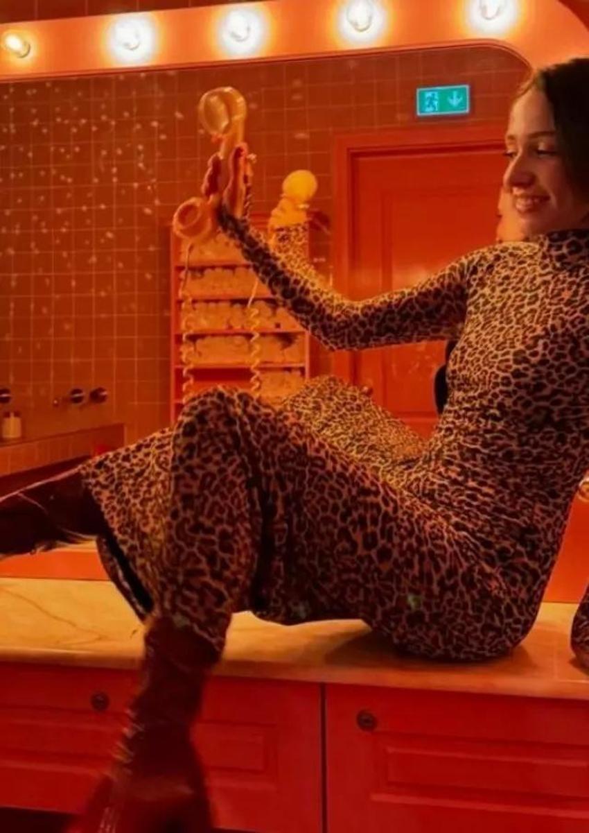 Zeynep Bastık tuvalette leopar desenli elbisesiyle poz verdi!