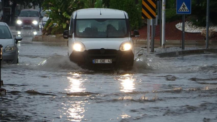 Adana'yı 'süper hücre' vurdu! Bir anda bastırdı, hayatı felç etti