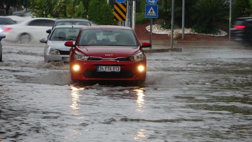 Adana'yı 'süper hücre' vurdu! Bir anda bastırdı, hayatı felç etti