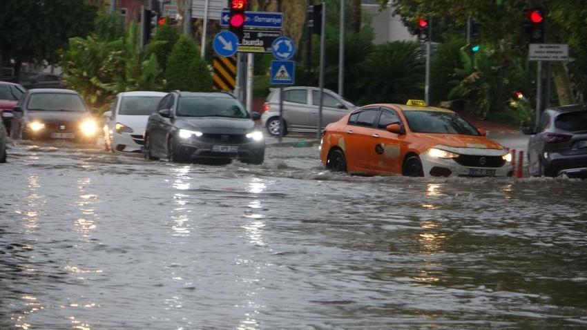 Adana'yı 'süper hücre' vurdu! Bir anda bastırdı, hayatı felç etti