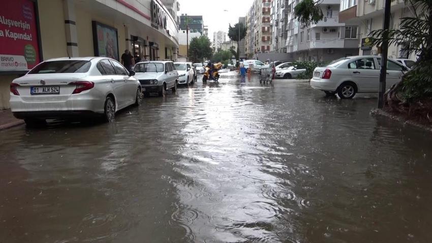 Adana'yı 'süper hücre' vurdu! Bir anda bastırdı, hayatı felç etti