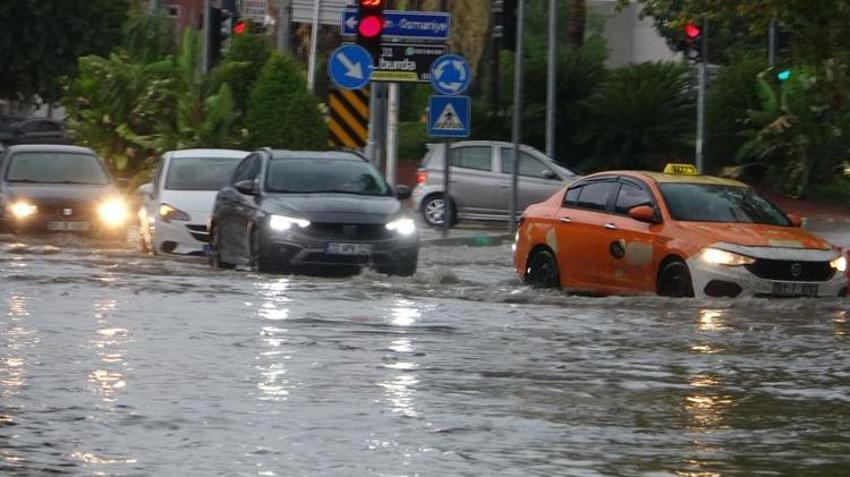 Adana'yı 'süper hücre' vurdu! Bir anda bastırdı, hayatı felç etti