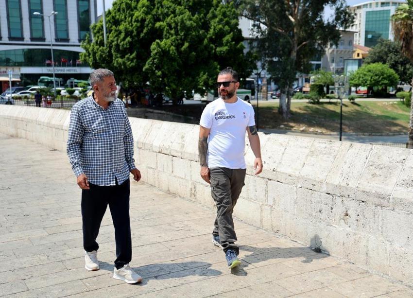 Sokak röportajı hayatını değiştirdi: Yıllar sonra özlemini çektiği Adana'ya geldi, ölmeden önceki hayali gerçek oldu