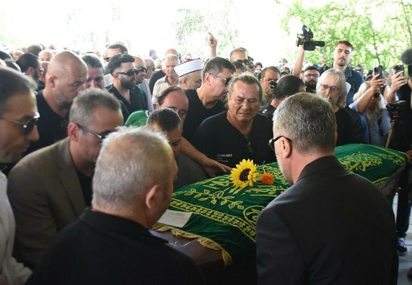 Metin Arolat, İzmir'de son yolculuğuna uğurlandı 