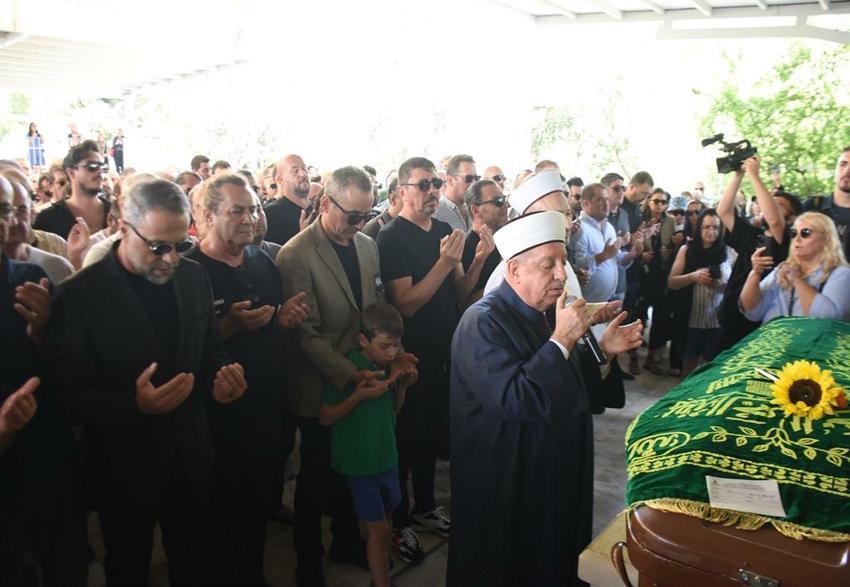 Metin Arolat, İzmir'de son yolculuğuna uğurlandı 