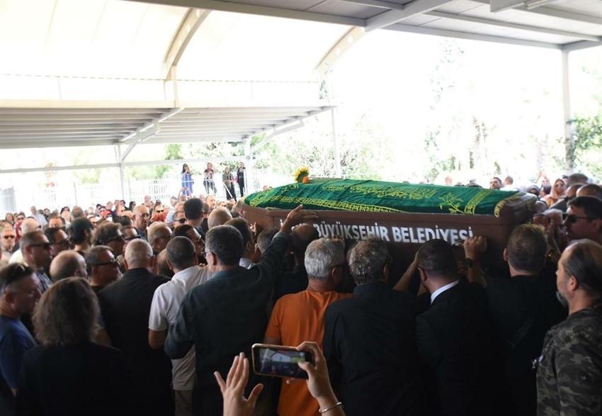 Metin Arolat, İzmir'de son yolculuğuna uğurlandı 