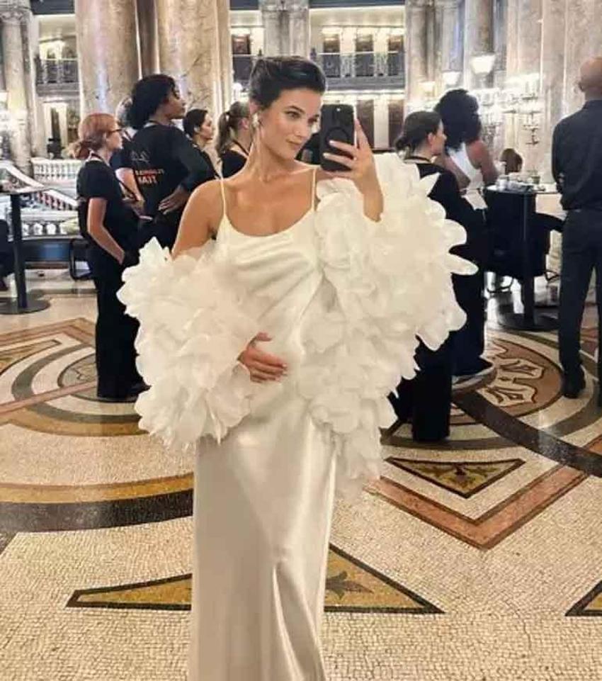Pınar Deniz, dünyaca ünlü modellerle podyumda yürüdü! ' En güzel anne'