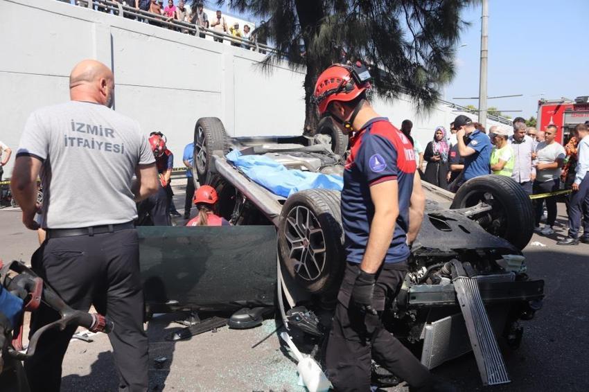 İzmir'de korkunç kaza: Hasta ziyaretine giderken köprülü kavşaktan aşağı düştü: 3 ölü 2 yaralı