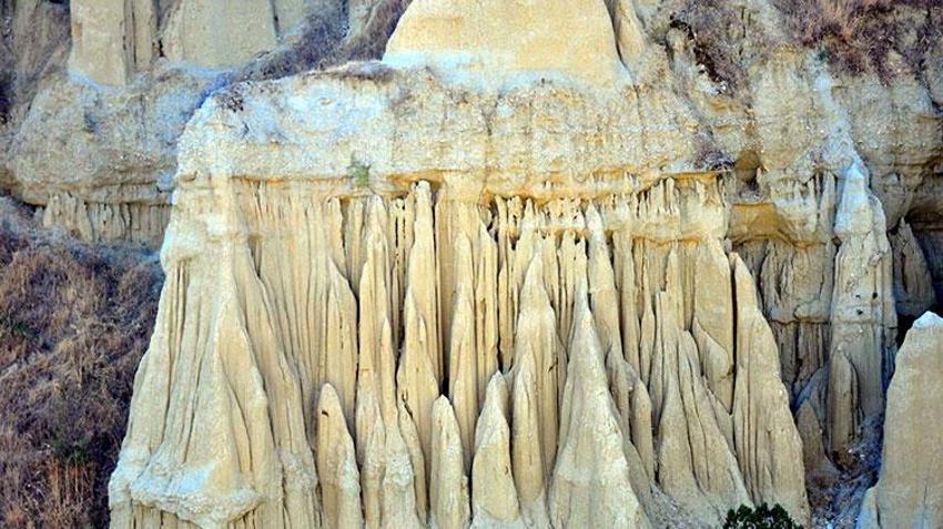 Ege'nin Kapadokya'sı Manisa'dan bulunan Kula Peribacaları görenleri hayran bırakıyor