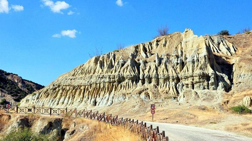 Ege'nin Kapadokya'sı Manisa'dan bulunan Kula Peribacaları görenleri hayran bırakıyor