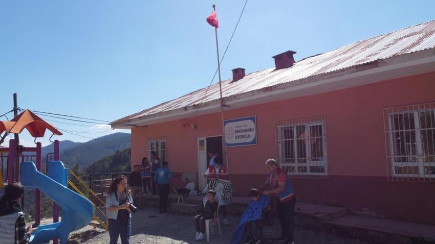 Adana'da Kaymakam köylünün ayağına berberi götürdü