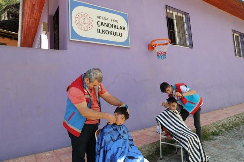 Adana'da Kaymakam köylünün ayağına berberi götürdü