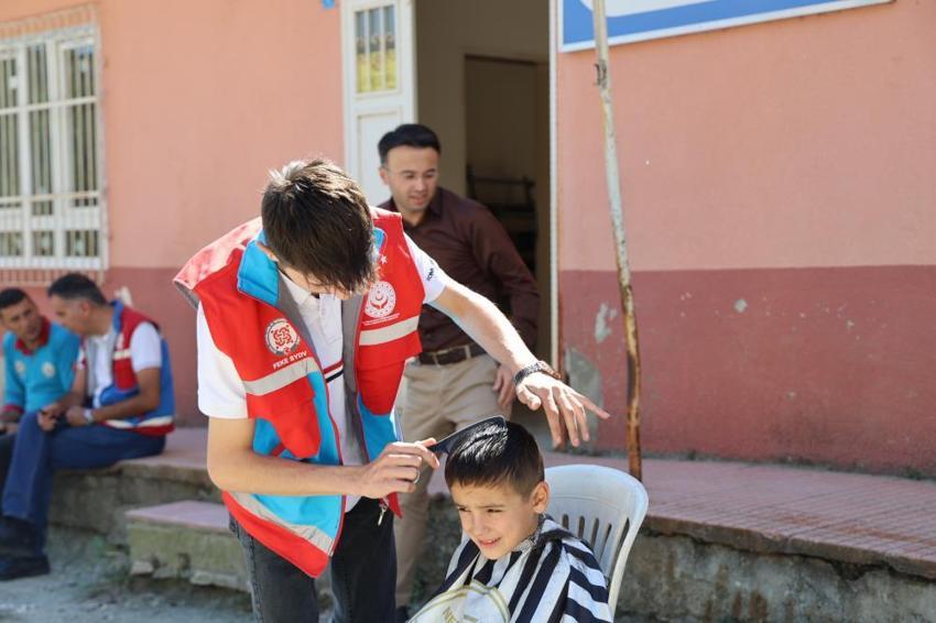 Adana'da Kaymakam köylünün ayağına berberi götürdü