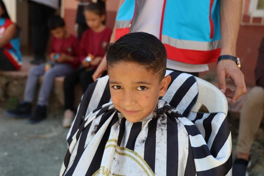 Adana'da Kaymakam köylünün ayağına berberi götürdü