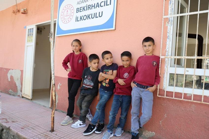 Adana'da Kaymakam köylünün ayağına berberi götürdü