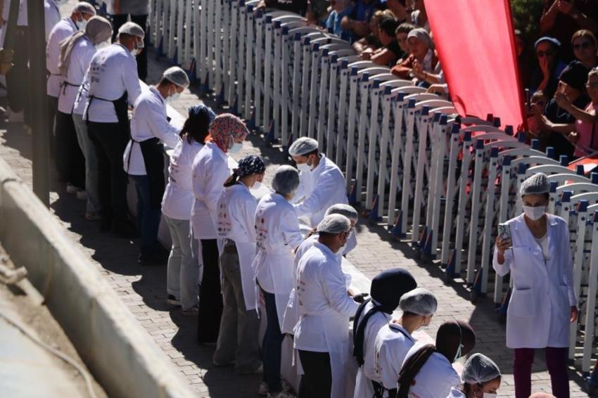 Afyonkarahisar'da dünya rekoru kırıldı! 100'e yakın usta 1 saat boyunca uğraştı