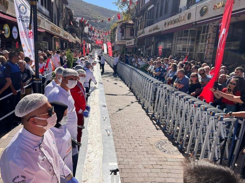 Afyonkarahisar'da dünya rekoru kırıldı! 100'e yakın usta 1 saat boyunca uğraştı