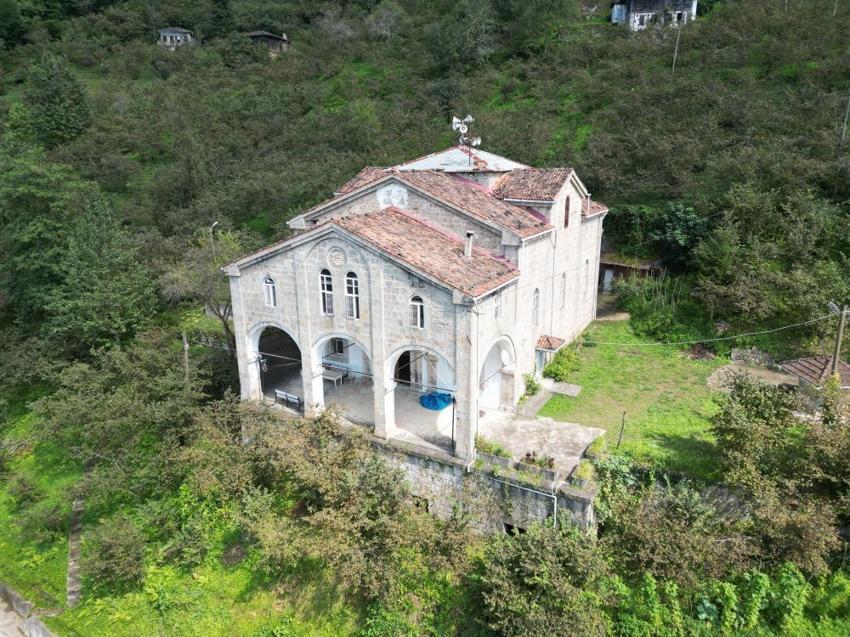 Trabzon'daki kiliselere defineci istilası: Kiliseden camiye çevrilmiş ibadethanede kazı yapmışlar, Evlerin altını bile kazmışlar