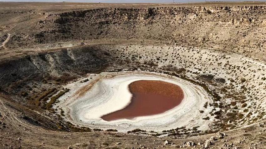 Konya'da Pembe rengiyle bilinen Meyil Obruk Gölü tamamen kurudu