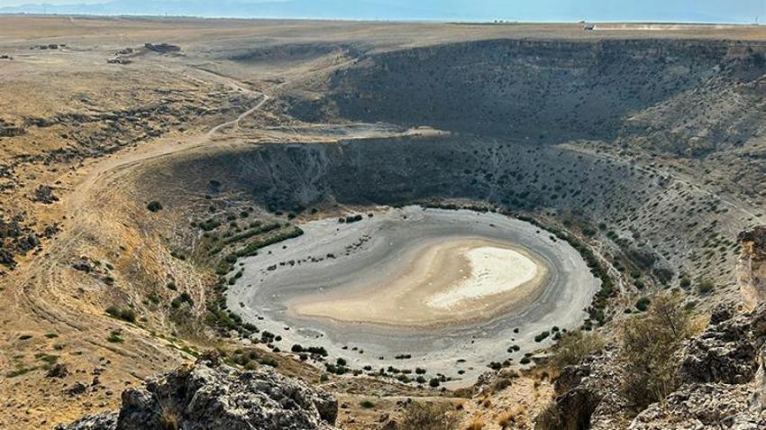 Konya'da Pembe rengiyle bilinen Meyil Obruk Gölü tamamen kurudu