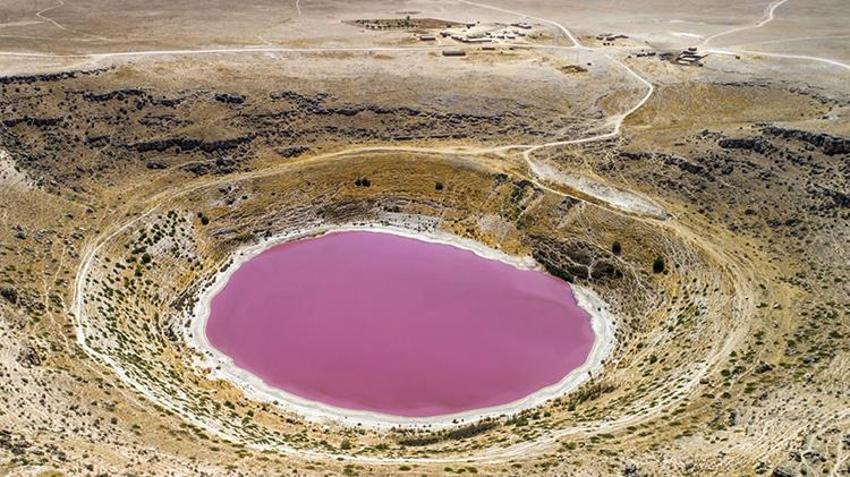 Konya'da Pembe rengiyle bilinen Meyil Obruk Gölü tamamen kurudu