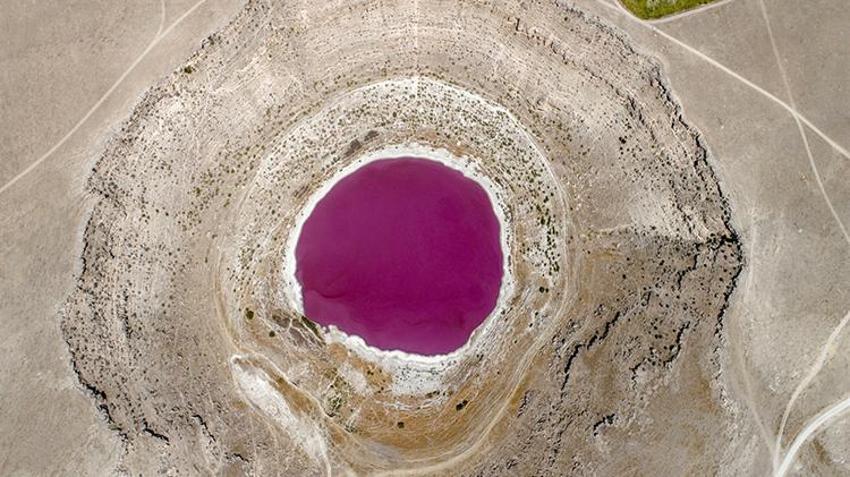 Konya'da Pembe rengiyle bilinen Meyil Obruk Gölü tamamen kurudu