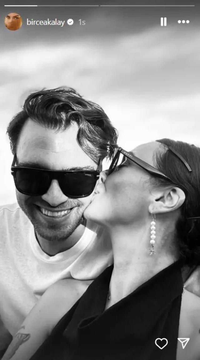 Birce Akalay sevgilisi Hakan Kurtaş'ı öptüğü pozunu paylaştı!