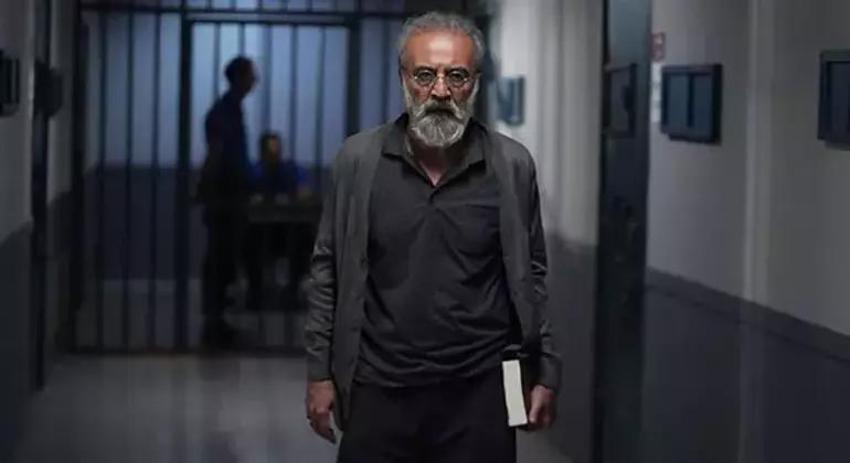 Hazar Ergüçlü'den Dilber açıklaması: Her felaket sonrasında şaka yapabiliyor