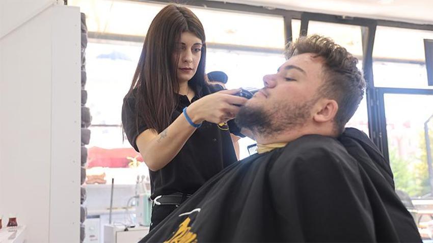 Önce 'Bayan mı çalışıyor' diyorlardı! Şimdi tıraş olmak için sıraya giriyorlar