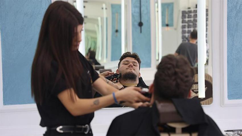 Önce 'Bayan mı çalışıyor' diyorlardı! Şimdi tıraş olmak için sıraya giriyorlar