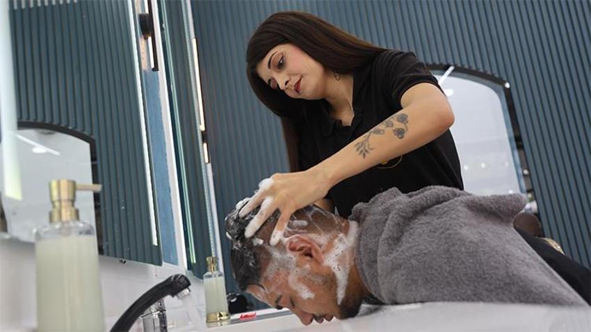 Önce 'Bayan mı çalışıyor' diyorlardı! Şimdi tıraş olmak için sıraya giriyorlar