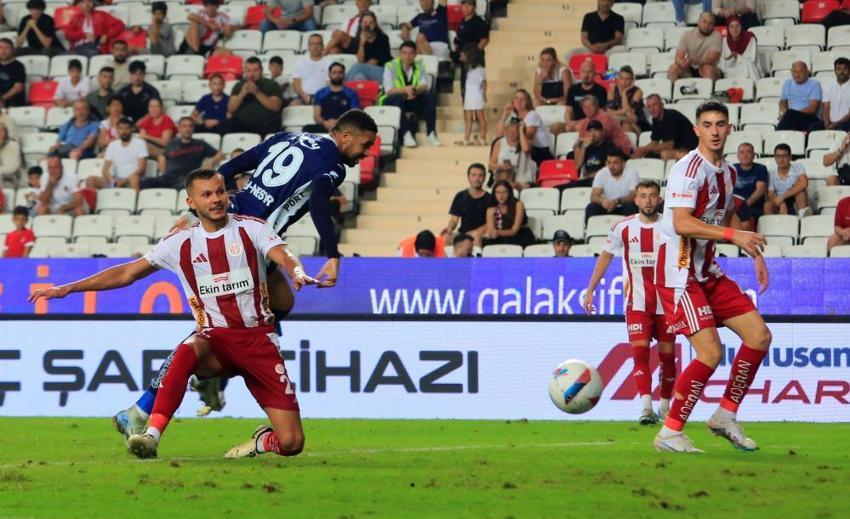 Zirve takibi sürüyor! Fenerbahçe, Antalya'dan 3 puanla dönüyor