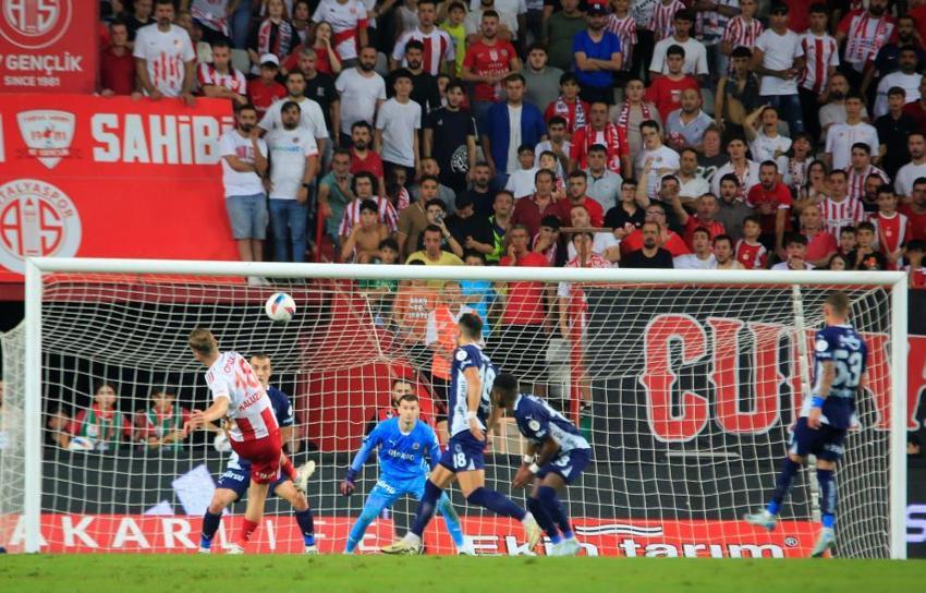 Zirve takibi sürüyor! Fenerbahçe, Antalya'dan 3 puanla dönüyor