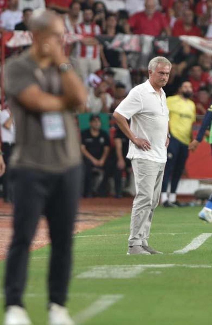 Fenerbahçe'de Jose Mourinho'nun laptoplu tepkisi gündem oldu