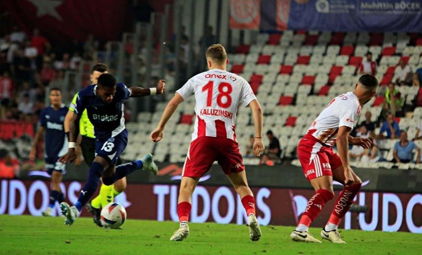 Fenerbahçe'de Jose Mourinho'nun laptoplu tepkisi gündem oldu