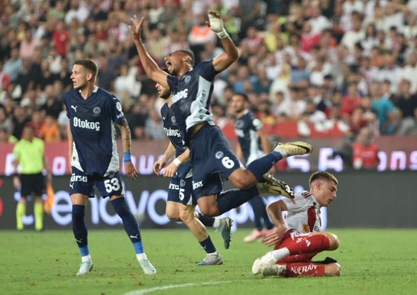 Fenerbahçe'de Jose Mourinho'nun laptoplu tepkisi gündem oldu