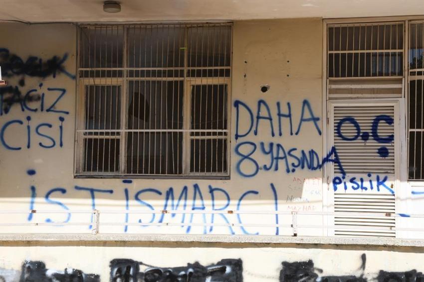 Kiracısının 8 yaşındaki erkek torununa cinsel istismar! Mahalleli tacizcinin evine sprey boya ile yazılar yazdı