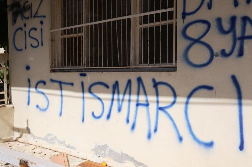 Kiracısının 8 yaşındaki erkek torununa cinsel istismar! Mahalleli tacizcinin evine sprey boya ile yazılar yazdı